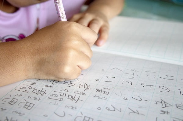 漢字を勉強する子供