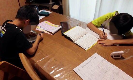 小学生の子供がリビング学習するメリット・デメリット